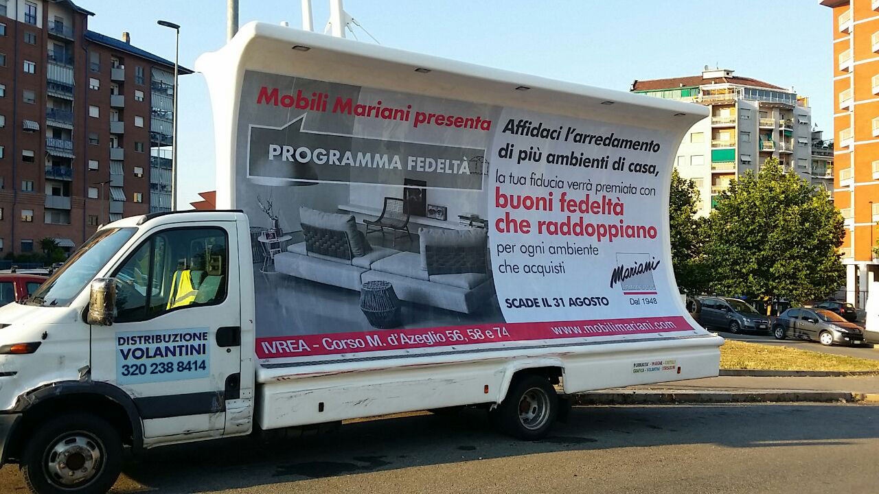 Camion vela a Ivrea per Mobili Mariani