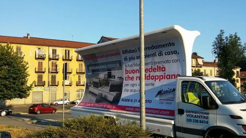 Camion vela a Ivrea per Mobili Mariani