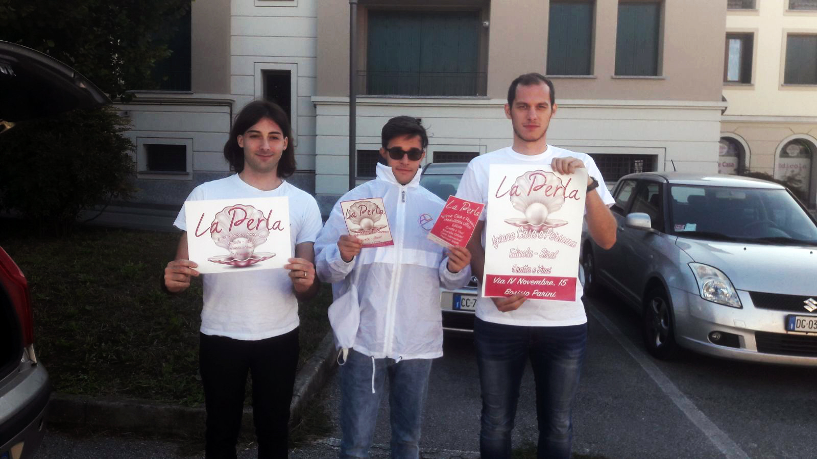 Volantinaggio a Como per La Perla