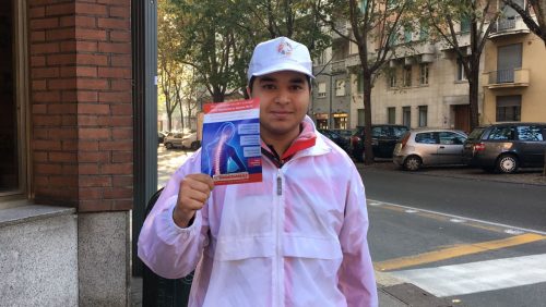 Volantinaggio in Torino per la Larc