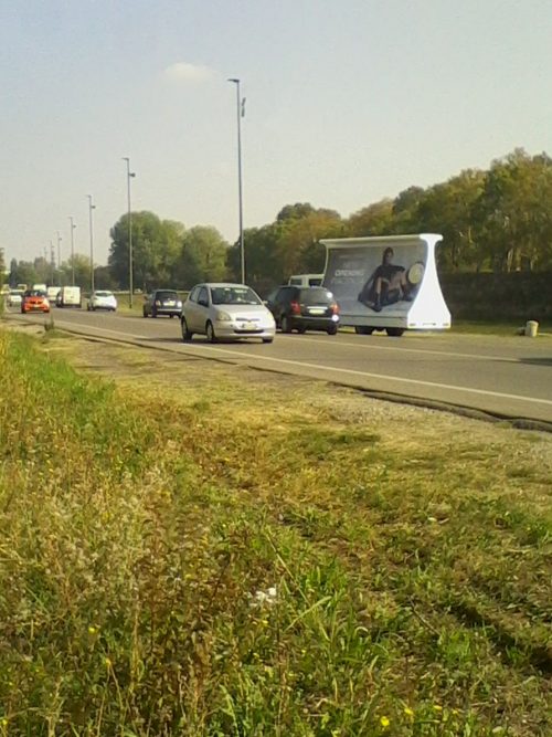 Camion vela a Piacenza per inaugurazione Primadonna