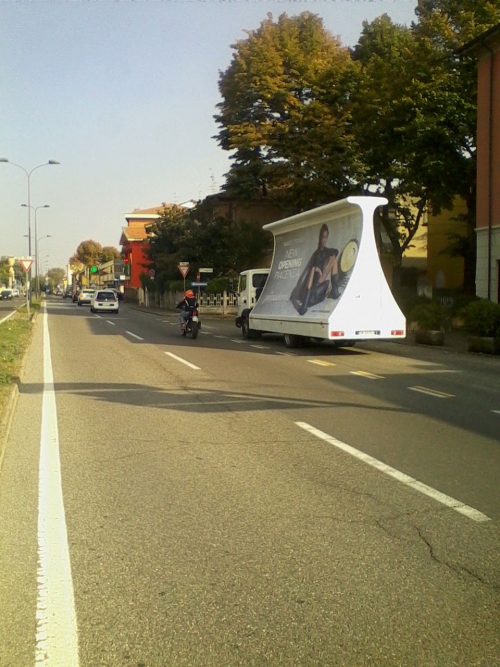 Camion vela a Piacenza per inaugurazione Primadonna