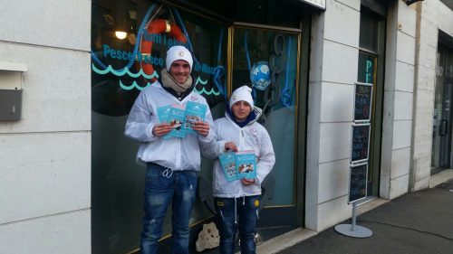 Volantinaggio a Novara per Pescheria l'Ancora Rossa