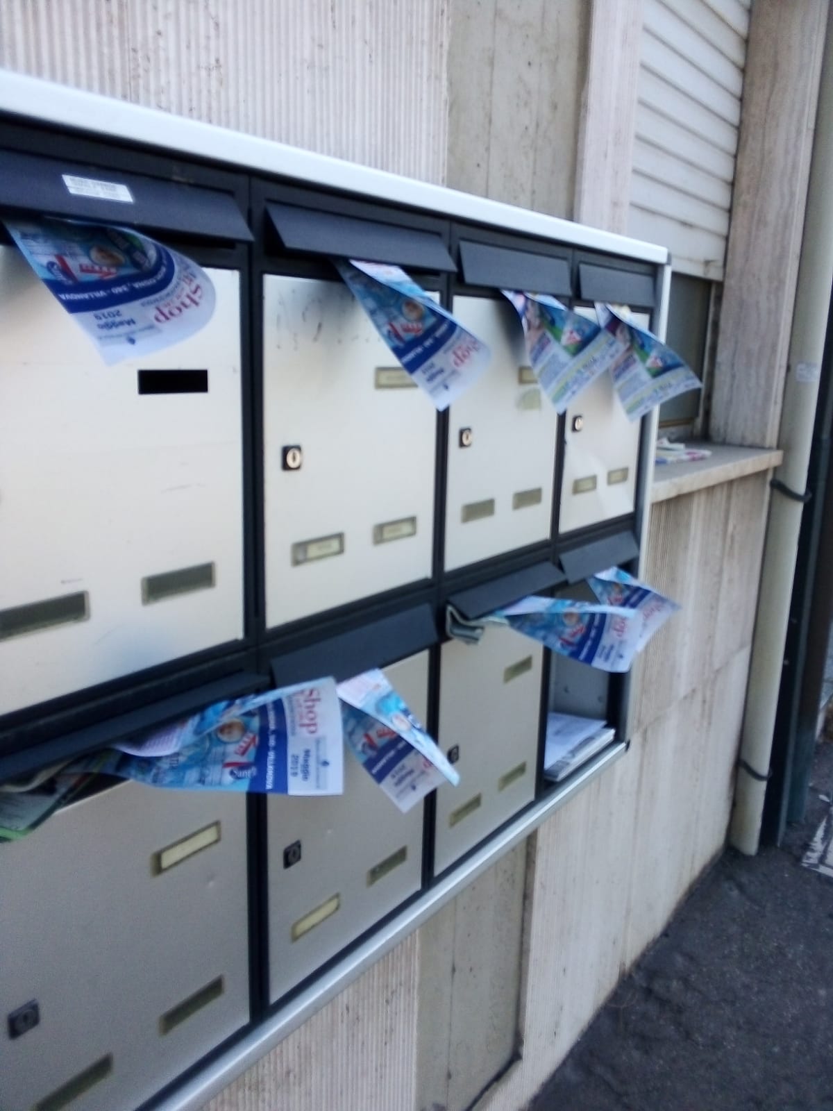 volantinaggio a Forlì