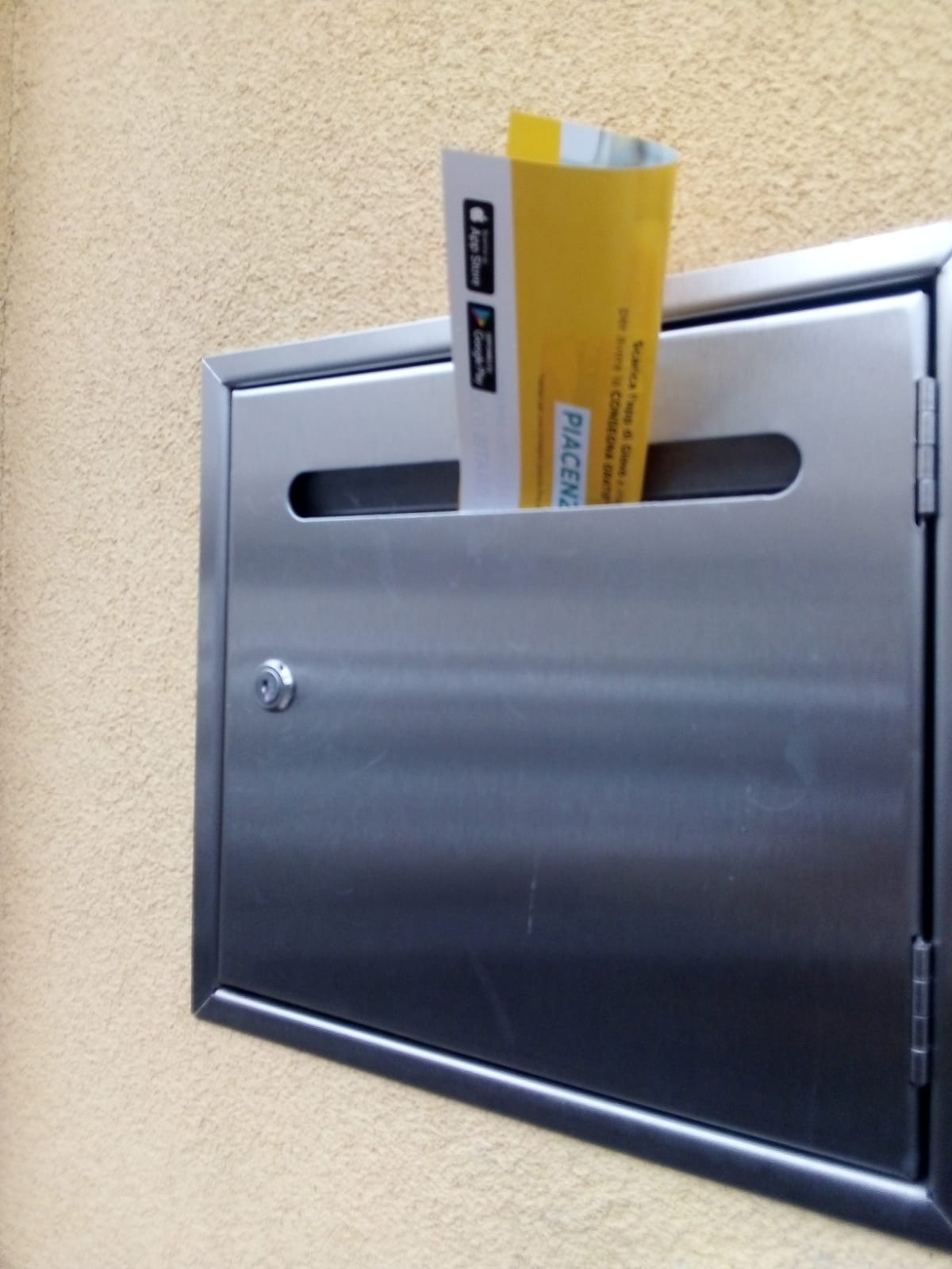 volantinaggio a Piacenza